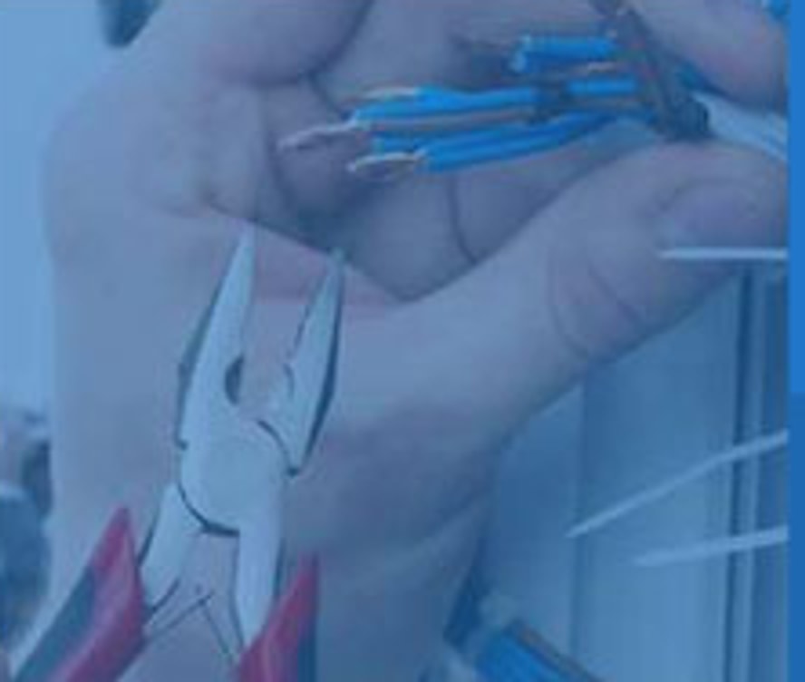 Werkzeug und Kabel bei der Installation